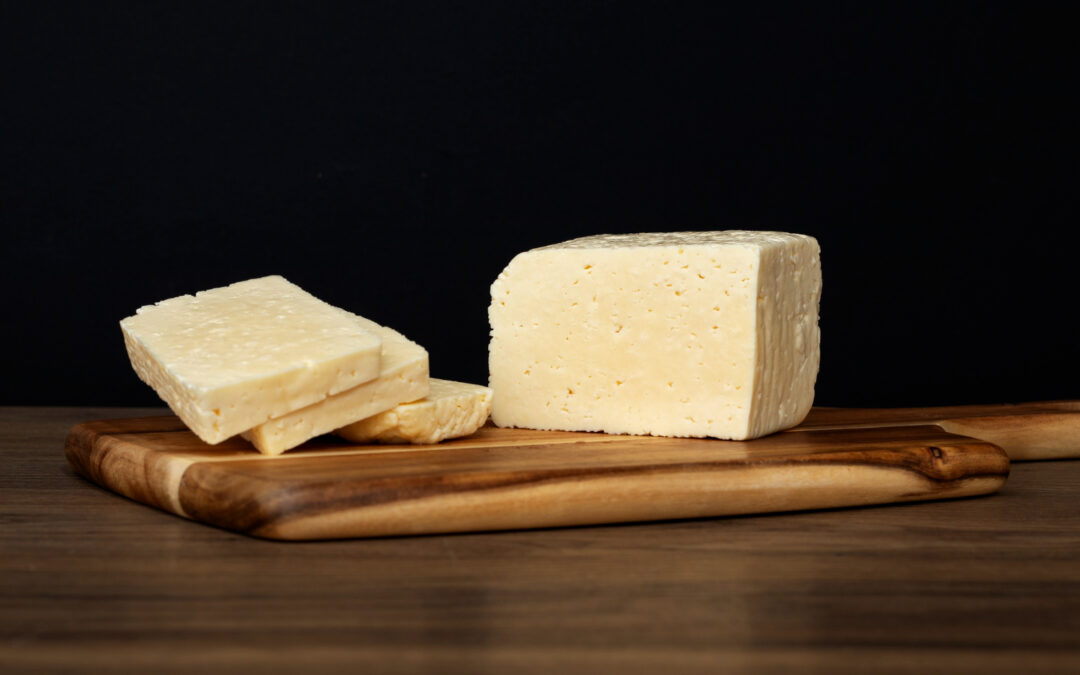 El auténtico sabor del queso artesano de cabra malagueña: Un viaje sensorial por la tradición