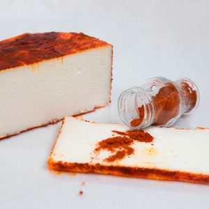 Queso semicurado de leche pasteurizada de cabra al pimentón