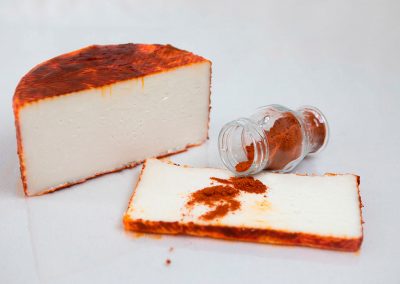 Queso semicurado de leche pasteurizada de cabra al pimentón