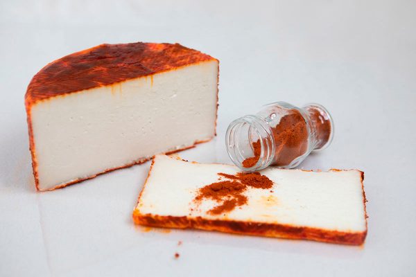 Queso semicurado de leche pasteurizada de cabra al pimentón