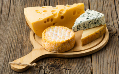 El queso de cabra en una tabla de quesos