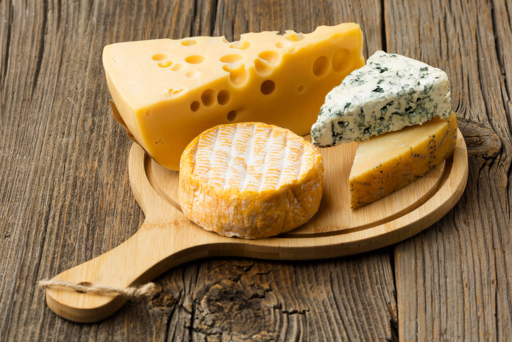 El queso de cabra en una tabla de quesos