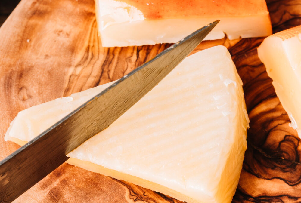 Cómo se hace el queso curado de leche cruda de cabra: El proceso artesanal tradicional